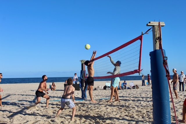 A block goes up at the net