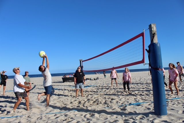 A jump serve from the pink team